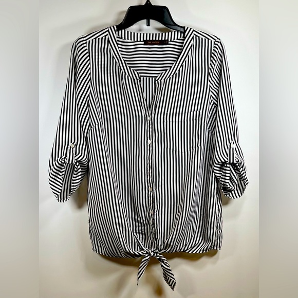 🌺The Limited B&W Blouse🌸🌺 - Picture 2 of 13